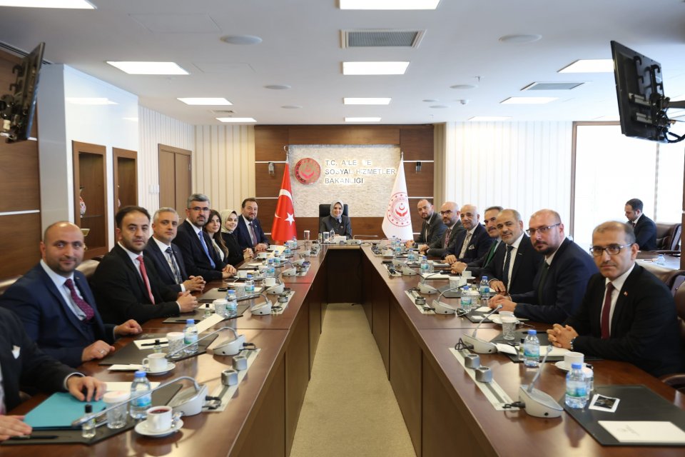 Genel Başkanımız Mahmut Asmalı ve MÜSİAD Yönetim Kurulu Üyelerimiz, Aile ve Sosyal Hizmetler Bakanı Mahinur Özdemir Göktaş'a hayırlı olsun ziyaretinde bulundu.